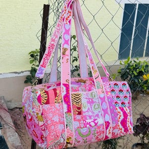 Große Baumwolle gesteppte rosa Patchwork Weekender Reisetasche, handgefertigte Handgepäcktasche, wiederverwendbare Strandtasche, kleine Make-up-Tasche für Frauen