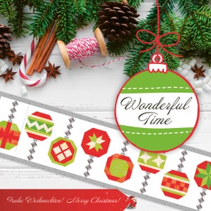 Op de afbeelding: Een witte achtergrond met een groene en rode kerstbal met de tekst "Wonderful Time" erop. Er zijn ook rode en groene kerstballen met verschillende patronen. De tekst "Frohe Weihnachten! Merry Christmas!" staat onderaan de afbeelding.