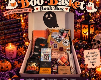 Può includere: Una scatola regalo Boo Basket contenente un taccuino arancione, un tessuto con motivo a pipistrelli, una scatola di tè Taylors Apple & Cinnamon, una candela, un portachiavi, una saponetta e adesivi. La scatola presenta un'icona di fantasma.