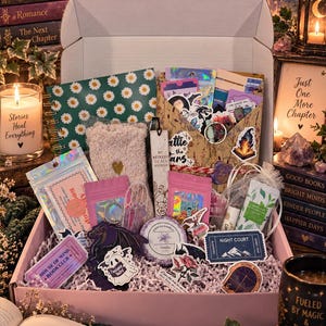 Pu&ograve; includere: Una scatola regalo riempita con articoli assortiti, tra cui un taccuino con motivo a margherite verdi, calzini morbidi, una candela profumata alla vaniglia, vari adesivi, un segnalibro e piccoli sacchetti con articoli di cancelleria.