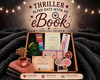 Può includere: Una scatola regalo intitolata Thriller Blind Date with an eBook contenente una carta con codice Kindle, una maschera in tessuto all'aloe vera, un piccolo set di acquerelli, due penne, una tazza rosa con un cuore e adesivi come Stop Don't Touch My Story.