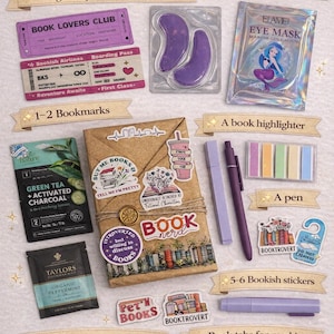 Pu&ograve; includere: Un set di libri che include un libro misterioso avvolto in carta marrone con adesivi, una maschera per occhi viola, una maschera al collagene marino Elamei, una bustina di t&egrave; alla menta Taylors, una maschera al carbone, penna e segnapagina.