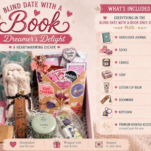 Pu&ograve; includere: Una confezione regalo intitolata Blind Date with a Book Dreamer's Delight contenente un diario a spirale, calzini morbidi, una candela alla vaniglia, un segnalibro in legno con il testo Just One More Chapter, un portachiavi, lozione, sapone e adesivi.