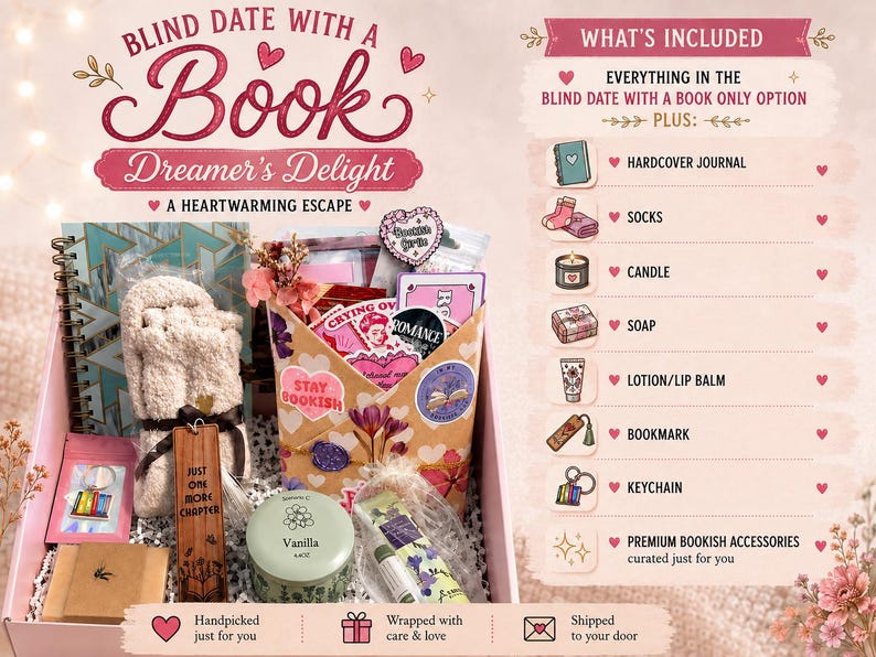 Pu&ograve; includere: Una confezione regalo intitolata Blind Date with a Book Dreamer's Delight contenente un diario a spirale, calzini morbidi, una candela alla vaniglia, un segnalibro in legno con il testo Just One More Chapter, un portachiavi, lozione, sapone e adesivi.