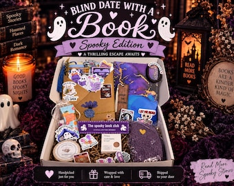 Può includere: Una confezione regalo intitolata Blind Date with a Book Spooky Edition contenente un taccuino marmorizzato viola, un segnalibro in legno, un paio di calzini viola soffici, una saponetta alla curcuma, una piccola candela e vari adesivi a tema fantasma.