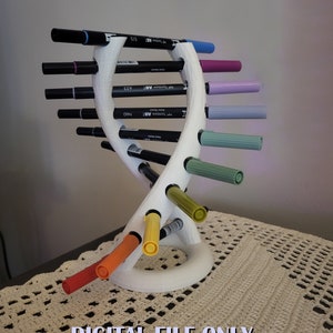 Könnte beinhalten: Weißer 3D-gedruckter DNA-Stiftständer mit einem Doppelhelix-Design. Der Ständer ist mit bunten Markern gefüllt. Der Text "DNA PEN HOLDER" befindet sich oben im Bild und "DIGITAL FILE ONLY" unten.