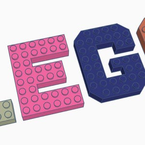 Puede incluir: La palabra "LEGO" escrita en letras de plástico grandes y coloridas. Cada letra está hecha de varios bloques más pequeños, conectados. Las letras son de color rosa, azul, gris y naranja.