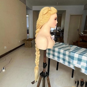 ウィッグ プリンセスラプンツェルウィッグ 塔の上のラプンツェルコスプレウィッグ 合成コスチュームウィッグ ハロウィンウィッグ 編み込みブロンドロングウィッグ 塔の上のラプンツェルウィッグ