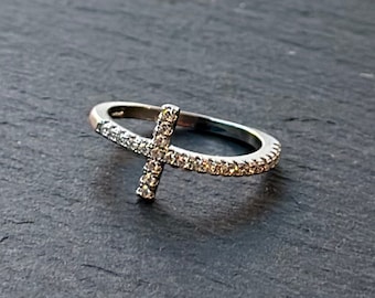 Kreuz Ring / Handgefertigtes Silber / CZ Ringe / Elegantes Funkeln / Unisex Design / Premium Qualität / Zeitloser Schmuck / Perfektes Geschenk / Für Sie