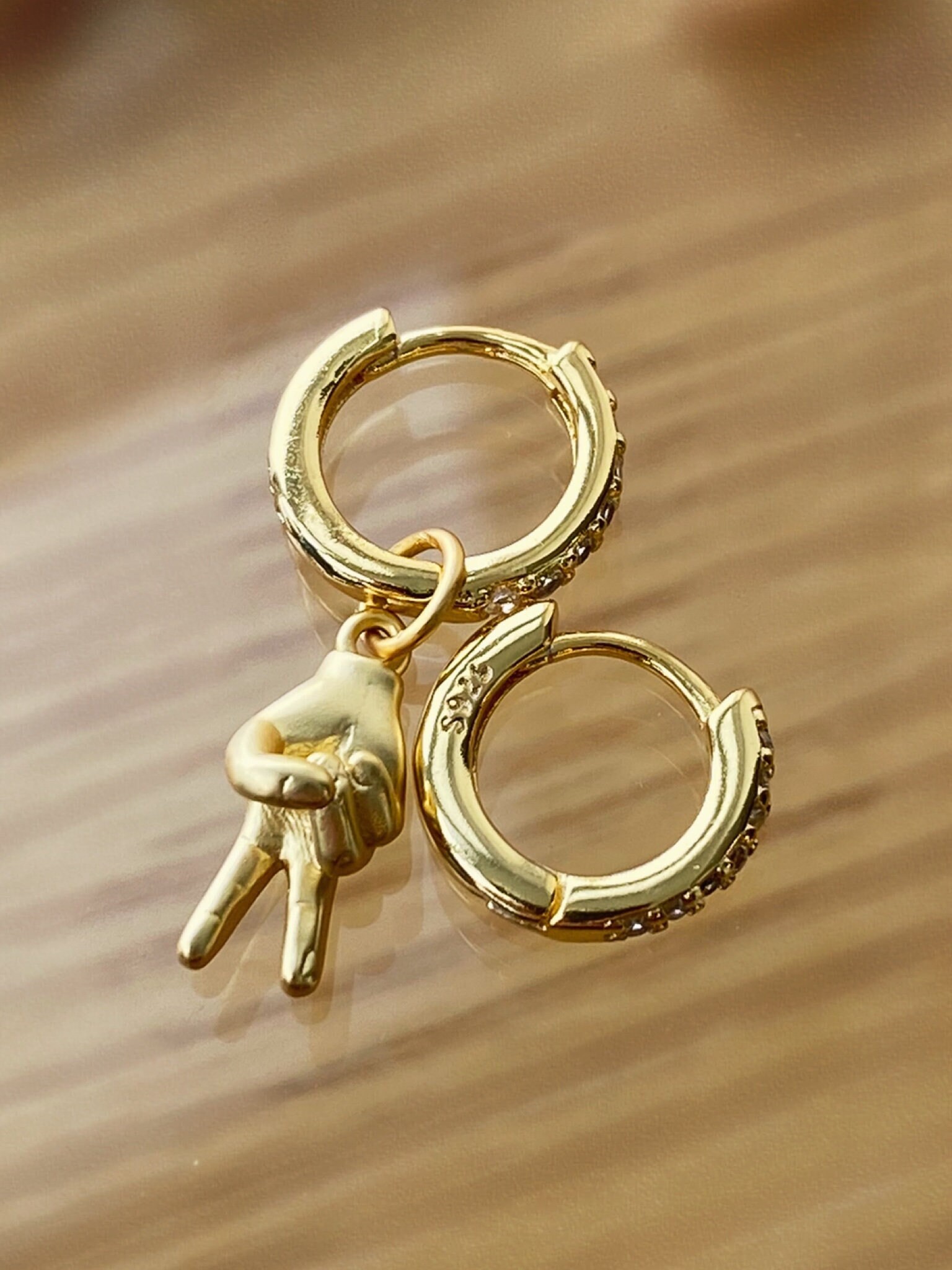 Victory Sign Earrings / Gold plated / 18K Gold / Hand / Dainty Gold Jewelry / Gift for Her / Animal Earring / Personalized Jewelry