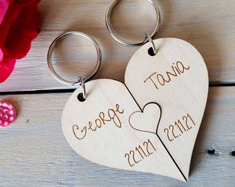 Personalised Couples Keyring Set - Connecting Heart Keyring Pair - His and Hers Keepsake Gift for Valentines/Anniversary/Wedding