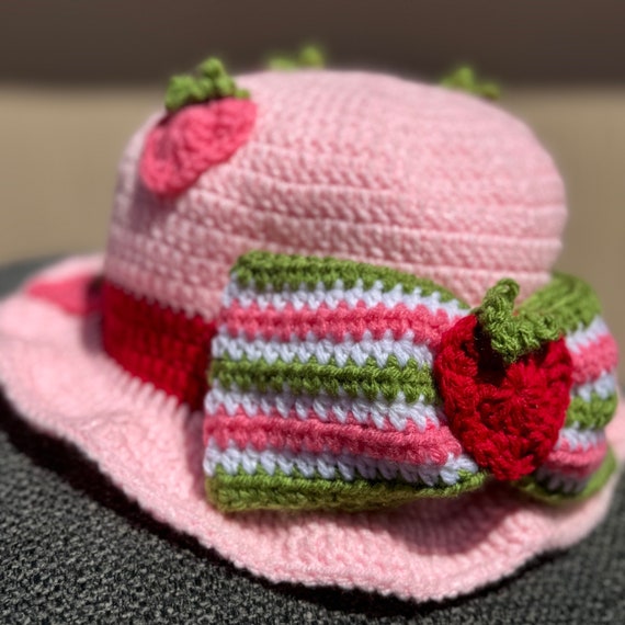 Shortcake BucketHat// Strawberry Crochet