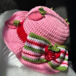 Shortcake BucketHat// Strawberry Crochet