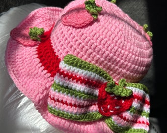 Shortcake BucketHat// Strawberry Crochet