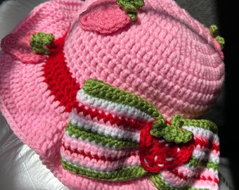 Cappello a secchiello Shortcake // Uncinetto alla fragola
