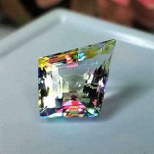 Dublet Mystic Topaz: tęczowy kamień szlachetny w szlifie latawca (13X9X6,30 mm)