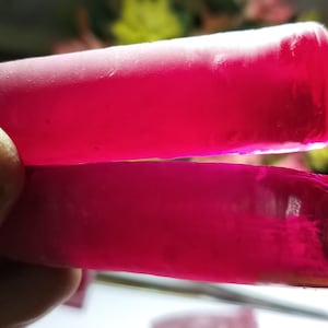 Safira coríndon vermelha do Ceilão de 300 quilates, criada em laboratório, para lapidação de gemas.