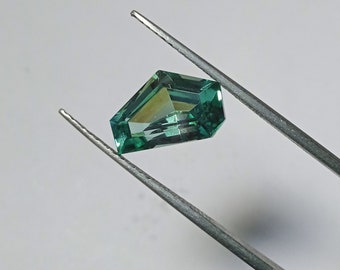 Laboratorium stworzyło zielony szafir o fantazyjnym kształcie 12X8x5,70 MM Piękny kawałek jak wisiorek, bransoletka, pierścionek, rzadkie cięcie, fantazyjne cięcie, luzem Gemsto