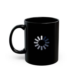 Peut inclure: Mug en céramique noire avec un symbole de chargement blanc et gris. La tasse a une anse incurvée et une finition brillante. Un design simple et moderne pour un usage quotidien.