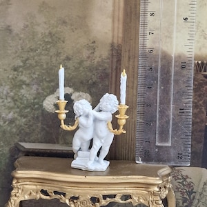 Cherubim-Leuchter mit zwei Lichtarmen.