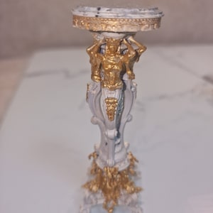Barocker Puppenhaussockel.