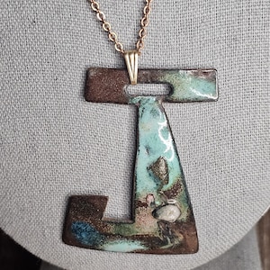 Collar vintage de esmalte sobre cobre. Letra J, hecho por un artista en los años 60.