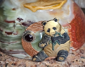 Broche Silver Forest en métal mélangé avec un ours panda et une améthyste naturelle