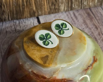 ヴィンテージのペイントを施した磁器製の3つ葉のクローバーポストイヤリング。