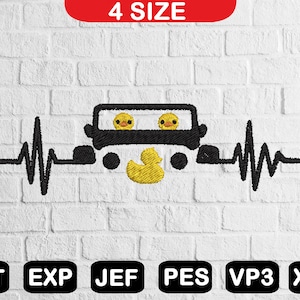 Puede incluir: Diseño de bordado negro y amarillo de un coche con dos patos de goma amarillos dentro y un solo pato de goma amarillo delante del coche. El coche está conduciendo sobre una línea de latido del corazón negra y blanca.