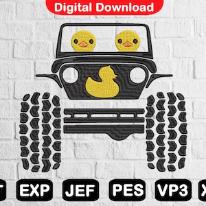 Könnte beinhalten: Schwarzes und gelbes Stickdesign eines Jeeps mit zwei gelben Gummienenten auf den Vordersitzen und einer größeren gelben Gummiente auf dem Kühlergrill. Der Jeep hat große schwarze Reifen mit einem Profil.