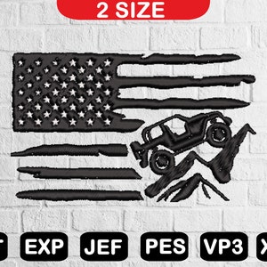 Puede incluir: Diseño de bordado en blanco y negro de una bandera estadounidense desgastada con un jeep conduciendo sobre montañas. El diseño está disponible en dos tamaños.
