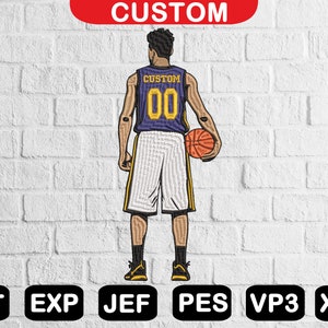 Può includere: Una toppa ricamata di un giocatore di basket che indossa una maglia viola e gialla con la scritta "CUSTOM" e il numero "00" sul retro. Il giocatore sta tenendo un pallone da basket.