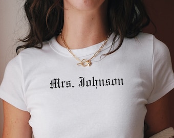 Kundenspezifisches personalisierbares Nachname-Baby-T-Stück: Braut, zum Junggesellinnenabschieds-Shirt-Konzert-passendes Hemd zu sein