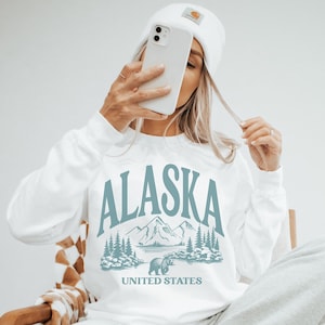 Alaska State Sweatshirt Trendy Alaska Brown Bear Sweatshirt Oversized Vintage Sweatshirt Cute Vacation Shirt Hiking Sweatshirt Outdoor