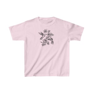 K&ouml;nnte beinhalten: Ein pinkfarbenes T-Shirt mit einer schwarz-wei&szlig;en Illustration von zwei Kolibris im Flug, mit Blumen und Bl&auml;ttern.