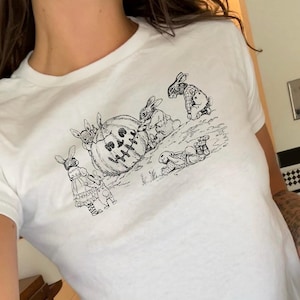 Camiseta de bebé estilo grunge de Halloween con estampado de calabazas, conejito vintage, estilo Jack-o'-lantern, crop top con estampado gráfico y estética folclórica.
