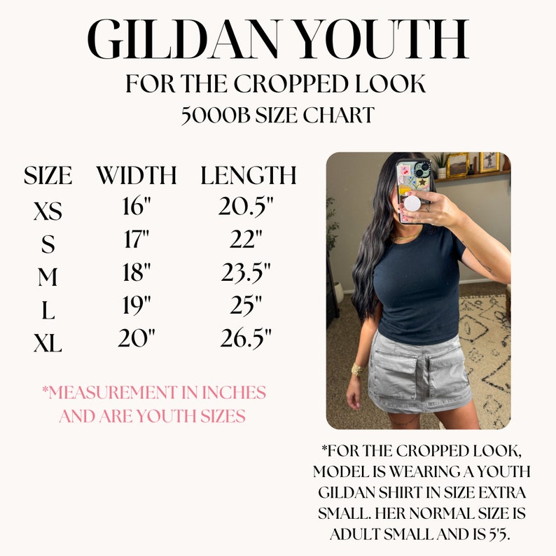 K&ouml;nnte beinhalten: Eine Gr&ouml;&szlig;entabelle f&uuml;r Gildan Youth 5000B Shirts, die die Breite und L&auml;nge in Zoll f&uuml;r die Gr&ouml;&szlig;en XS, S, M, L und XL angibt. Die Tabelle weist darauf hin, dass die Ma&szlig;e in Zoll angegeben sind und sich um Kindergr&ouml;&szlig;en handelt. Ein Model tr&auml;gt ein schwarzes Gildan Youth 5000B Shirt in Gr&ouml;&szlig;e extra klein mit einem verk&uuml;rzten Look.