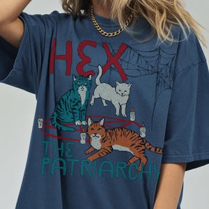 Camiseta Hex the Patriarchy, camiseta con estampado de gato brujo, camiseta de protesta feminista, camiseta unisex Comfort Colors, declaración política, camiseta de derechos de la mujer imagen 4