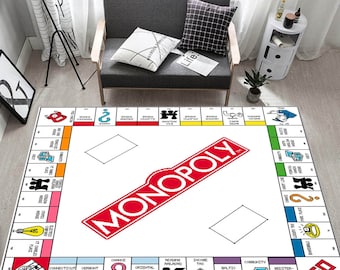 Könnte beinhalten: Ein weißer Monopoly-Spielbrett-Teppich mit einem roten Monopoly-Logo. Der Teppich zeigt das klassische Monopoly-Spielbrettdesign mit Feldern für Grundstücke, Chance, Gemeinschaftskasse und andere Spielelemente.