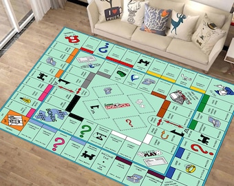 Könnte beinhalten: Ein grüner und blauer Monopoly-Spielbrettteppich mit dem aufgedruckten Text "Special Edition Monopoly". Der Teppich zeigt das klassische Monopoly-Spielbrettdesign mit Grundstücken, Chance-Karten und Gemeinschaftskartenfeldern.