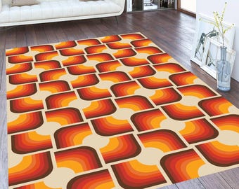 Könnte beinhalten: Ein Teppich im Retro-Stil mit einem geometrischen Muster aus orangefarbenen, roten und braunen, geschwungenen Formen auf cremefarbenem Hintergrund.