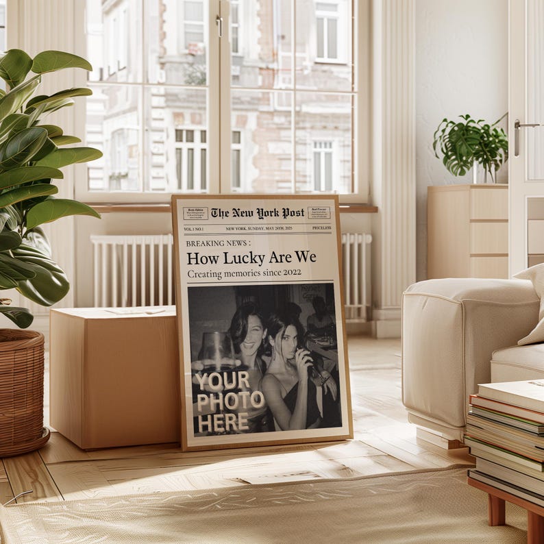 K&ouml;nnte beinhalten: Ein Zeitungs-Mockup im Vintage-Stil mit der Schlagzeile "How Lucky Are We" und dem Text "Creating memories since 2022". Die Zeitung zeigt ein Schwarzwei&szlig;foto von zwei Personen in einer schwach beleuchteten Umgebung. Der Text "YOUR PHOTO HERE" ist &uuml;ber das Foto gelegt.