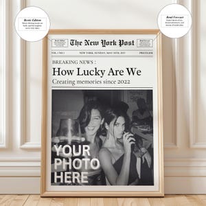 K&ouml;nnte beinhalten: Ein Schwarzwei&szlig;foto von zwei Frauen in einem Zeitungs-Mockup. Die Schlagzeile lautet "How Lucky Are We" und der Untertitel lautet "Creating memories since 2022". Der Text "YOUR PHOTO HERE" ist &uuml;ber das Foto gelegt.
