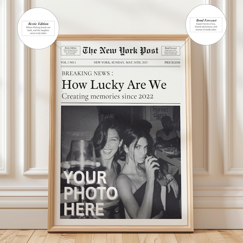 K&ouml;nnte beinhalten: Ein Schwarzwei&szlig;foto von zwei Frauen in einem Zeitungs-Mockup. Die Schlagzeile lautet "How Lucky Are We" und der Untertitel lautet "Creating memories since 2022". Der Text "YOUR PHOTO HERE" ist &uuml;ber das Foto gelegt.