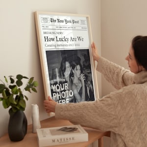K&ouml;nnte beinhalten: Ein Schwarzwei&szlig;-Druck im Zeitungs-Stil mit der &Uuml;berschrift "How Lucky Are We" und dem Text "Creating memories since 2022". Der Druck zeigt ein Foto von zwei Frauen in einer Schwarzwei&szlig;-Umgebung.