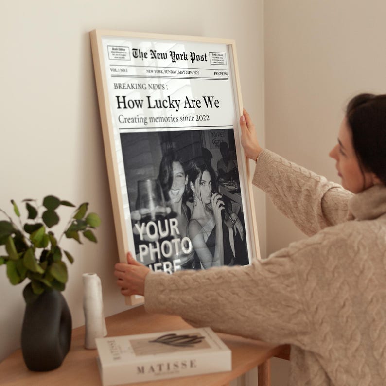 K&ouml;nnte beinhalten: Ein Schwarzwei&szlig;-Druck im Zeitungs-Stil mit der &Uuml;berschrift "How Lucky Are We" und dem Text "Creating memories since 2022". Der Druck zeigt ein Foto von zwei Frauen in einer Schwarzwei&szlig;-Umgebung.