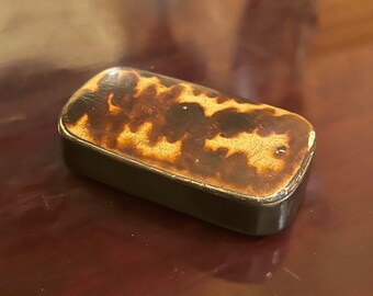 Georgian horn and papier mache snuff box