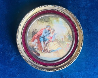 Antigua pintura francesa en miniatura de una pareja romántica en marco redondo.