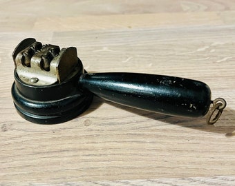 Antique kitchen knife sharpener The Verwry