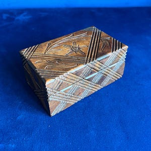 Boîte puzzle ancienne en bois de la Forêt-Noire